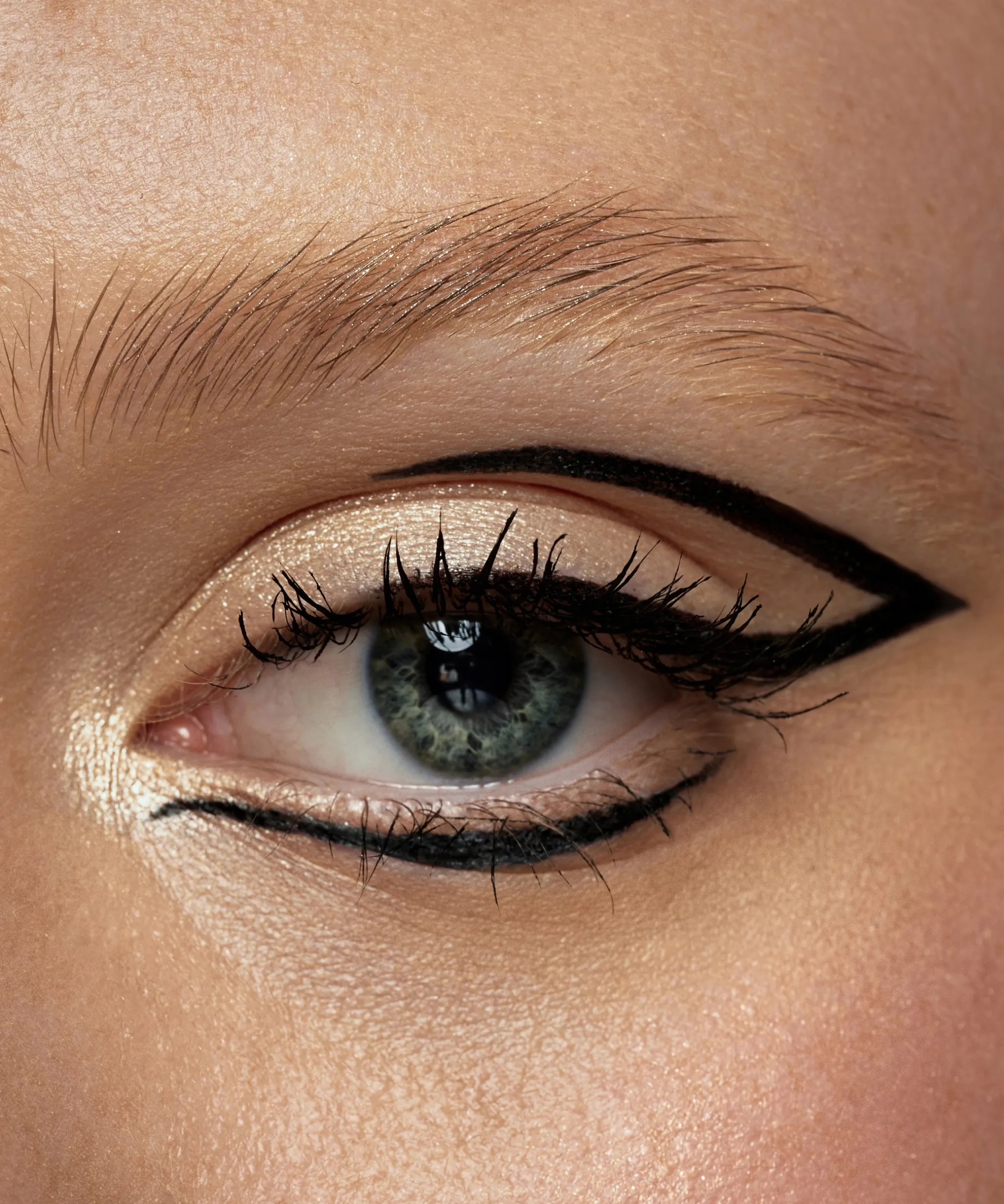 Black Eyeliner with Soft Brush